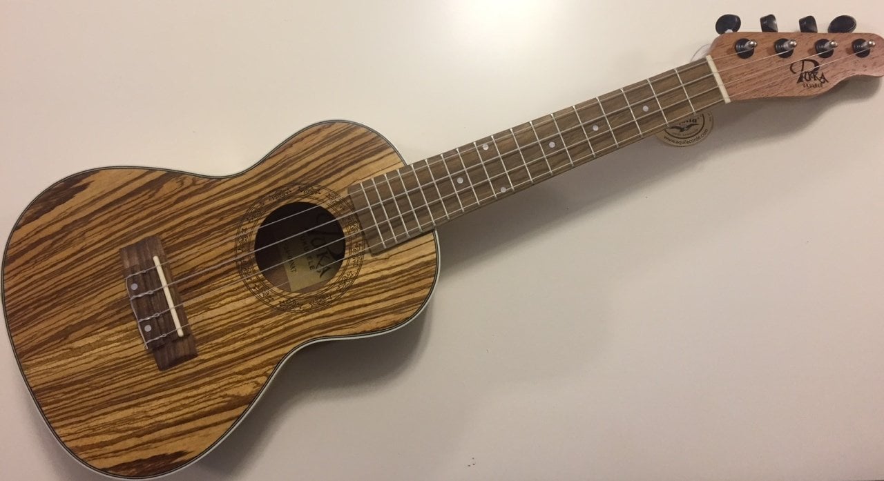 Puka UK-24-04 Zebra Ağacı Fender Kafalı Concert Ukulele  + Kılıf Hediyeli