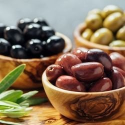 Doğal Siyah Zeytin: Sele mi Salamura mı?