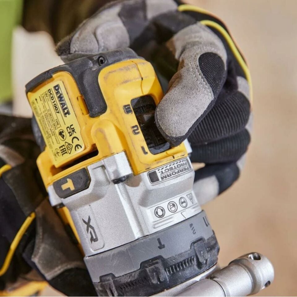 Dewalt XR Kömürsüz Akülü Darbeli Matkap 169Nm (Akü Hariç) DCD1007NT-XJ