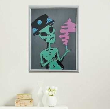 Sigara İçen Uzaylı Çerçeveli Poster Tablo