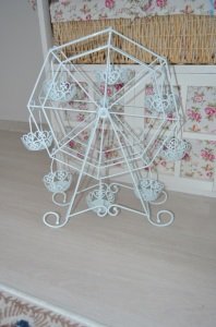 KALPLİ DÖNME DOLAP METAL CUPCAKE STANDI