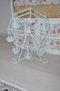 KALPLİ DÖNME DOLAP METAL CUPCAKE STANDI