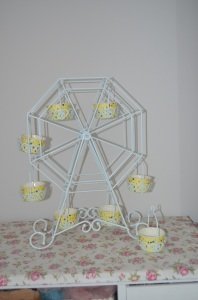 KALPLİ DÖNME DOLAP METAL CUPCAKE STANDI