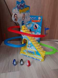 PİLLİ ÇILGIN MERDİVENLİ KAYAN PENGUENLER