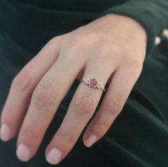 Pembe Taşlı Altın Yüzük
