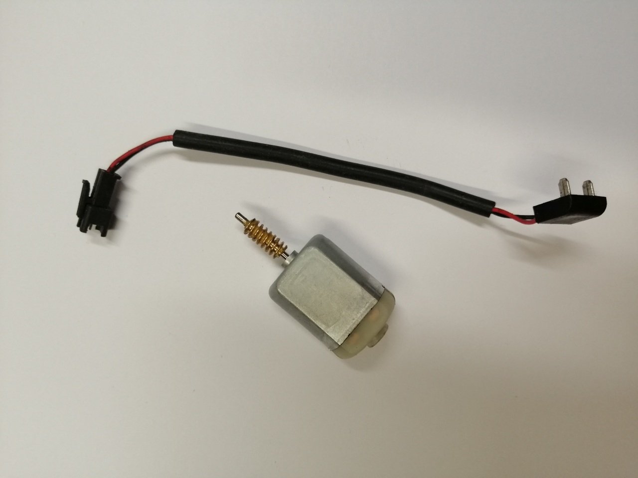 12V MOTOR YASSI YİVLİ SOKETLİ 24x30x18mm Mil:20mm