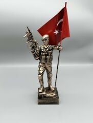 40 Cm Bayraklı Komando Heykeli