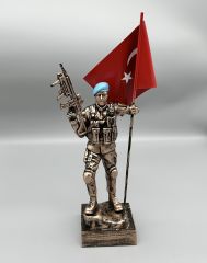 40 Cm Mavi Bere Bayraklı Komando Heykeli