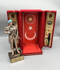 Kadife Sandıklı Mavi Bereli Komando Heykel Plaket