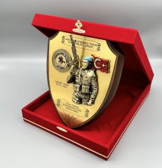 Kadife Kutulu Kalkan Plaket Mavi Bereli Arka Fonlu