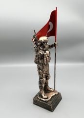 40 Cm Bayraklı Kasklı Komando Heykeli