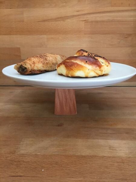 Ahşap Yuvarlak Ayaklı Kütahya Porselen Beyaz 28 cm Servis Tabağı 6 cm yükseklik