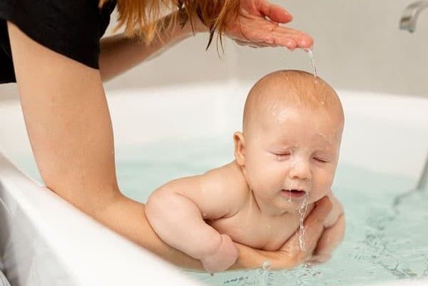 Yenidoğan Bebeğin İlk Banyosu