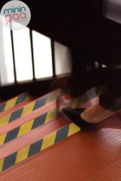 4 Metre İz Bırakmaz Anti Slip  Ve Merdiven Kaydırmaz Bant Banyo Mutfak ve Kaygan Yüzeyler İçin