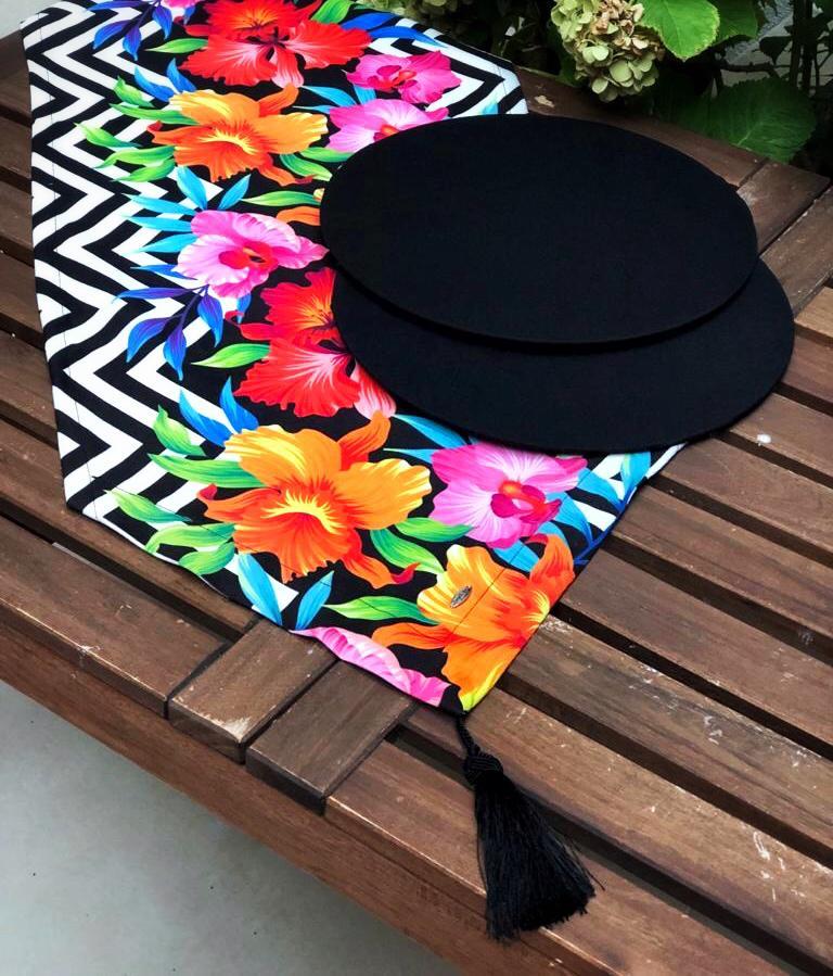Zigzag İşlemeli Çiçek Desenli Runner + 2 Adet Siyah Supla