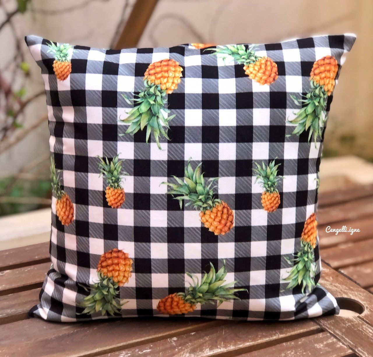 Siyah Pötikare Ananas Desenli Kırlent