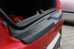 Renault Clio 4 HB Arka Tampon Eşiği Plastik 2016 ve Sonrası