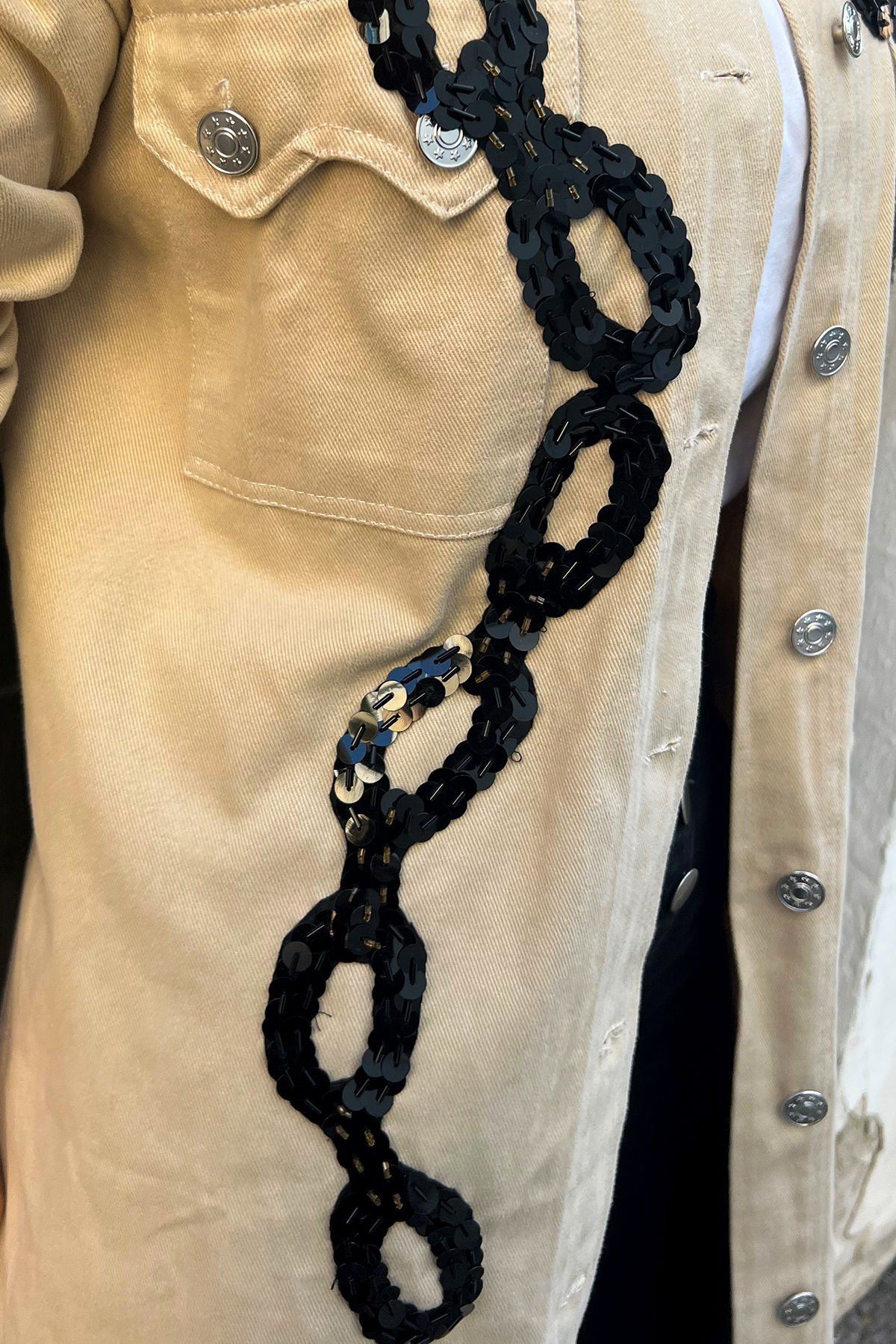 Siyah Zincir İşlemeli Uzun Krem Oversize Jean Ceket