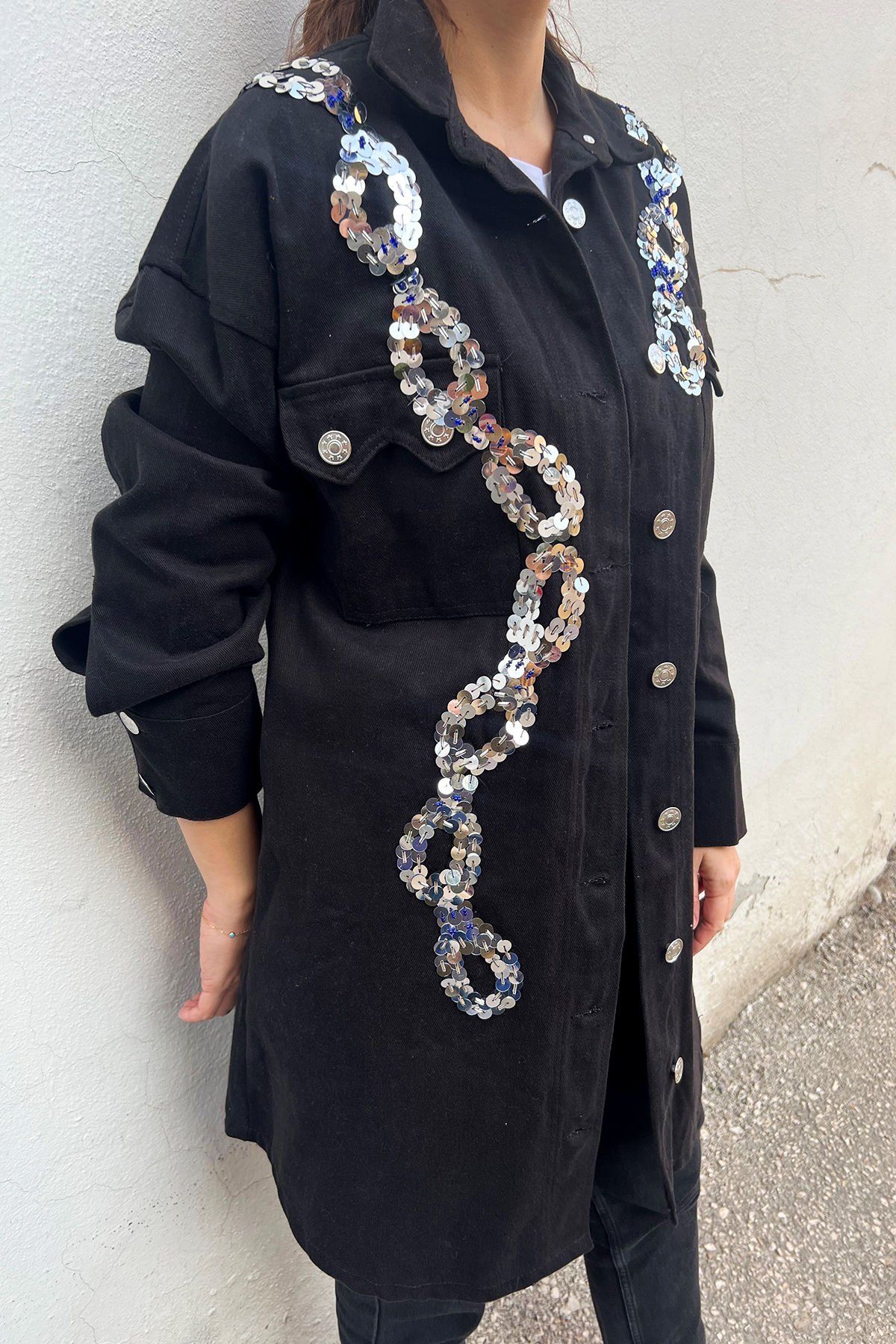 Gümüş Zincir İşlemeli Uzun Siyah Oversize Jean Ceket