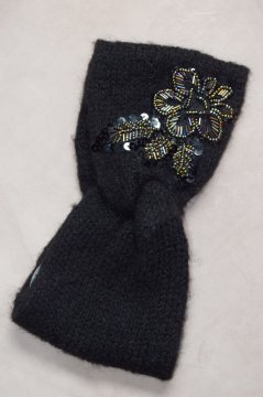 Boncuklu çiçek motifli siyah saç bandı