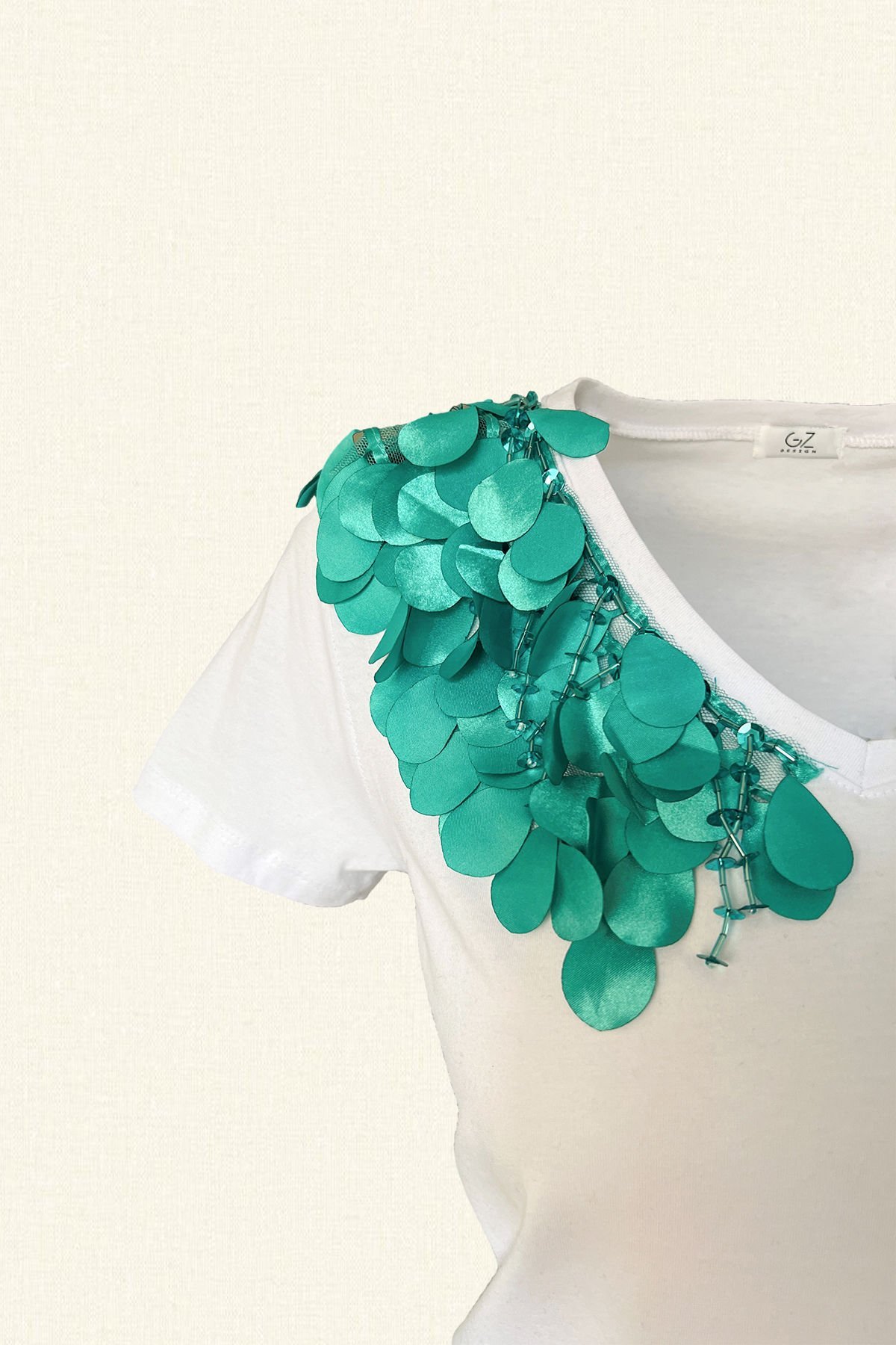 Turquoise Beaded Tassel Detailed V-Neck White T-Shirt