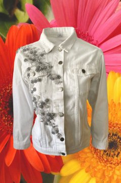 Gümüş Çiçek Detaylı Beyaz Jean Ceket