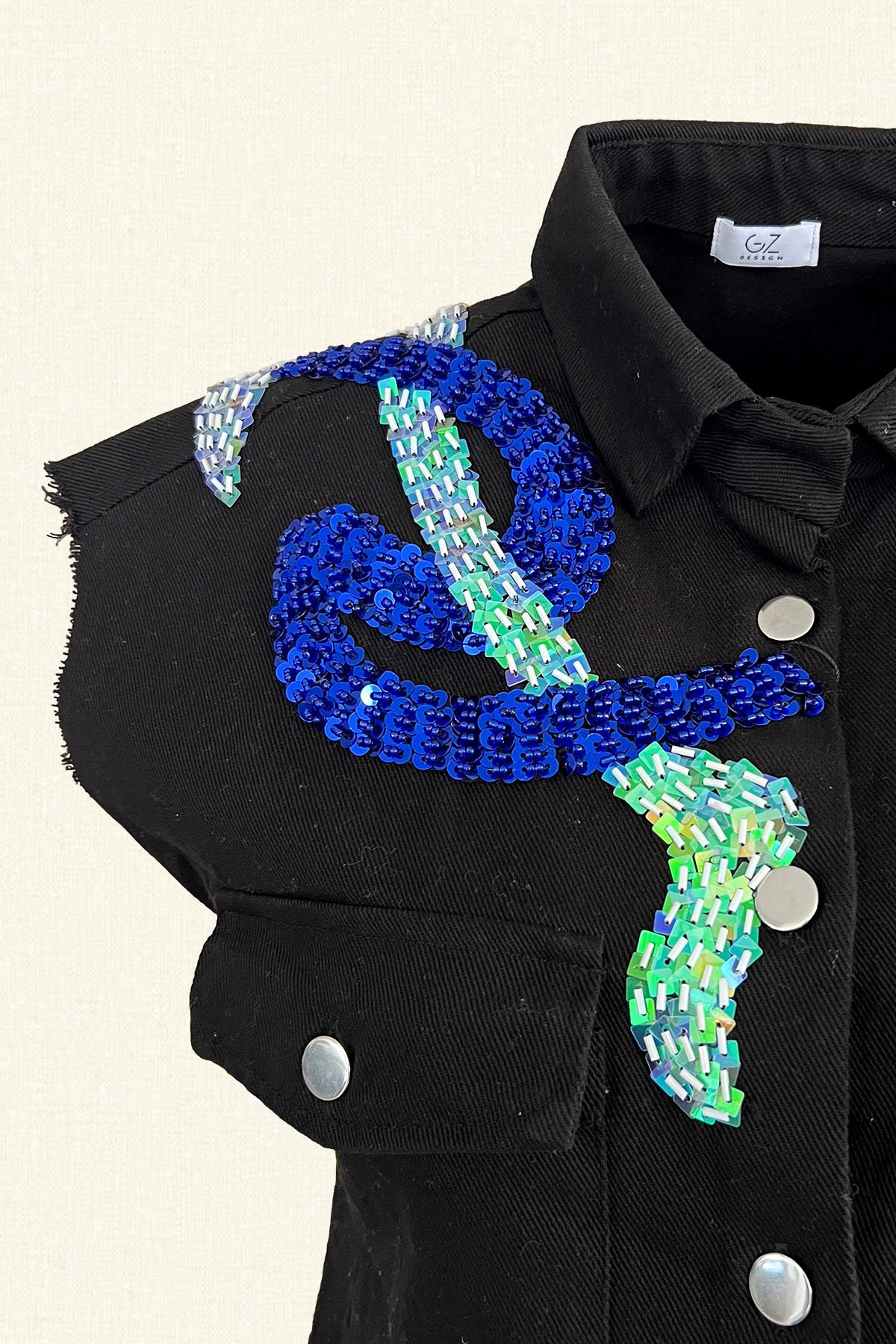 Mavi ve Beyaz İşlemeli Siyah Oversize Jean Yelek