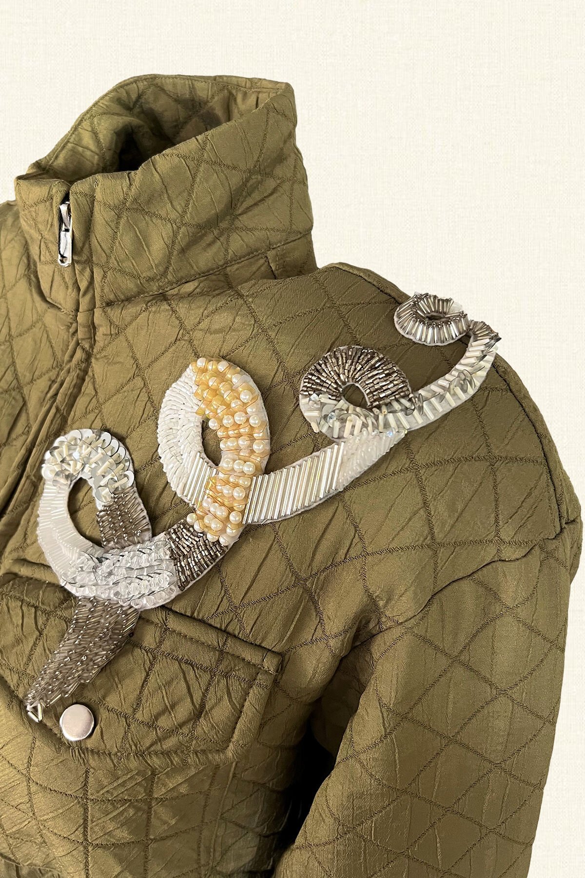 Helezon Motifli İnci ve Kristal Taş İşlemeli Asker Yeşili Oversize Bomber Ceket