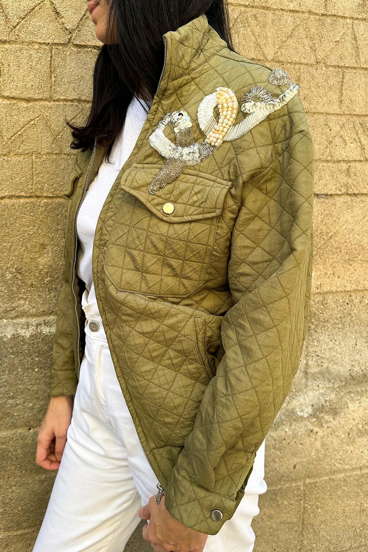 Helezon Motifli İnci ve Kristal Taş İşlemeli Asker Yeşili Oversize Bomber Ceket