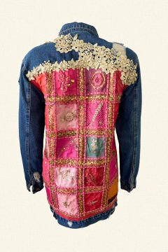 Sırtı Pembe Kumaş Üzeri Hint Desenli Koyu Renk Uzun Jean Ceket