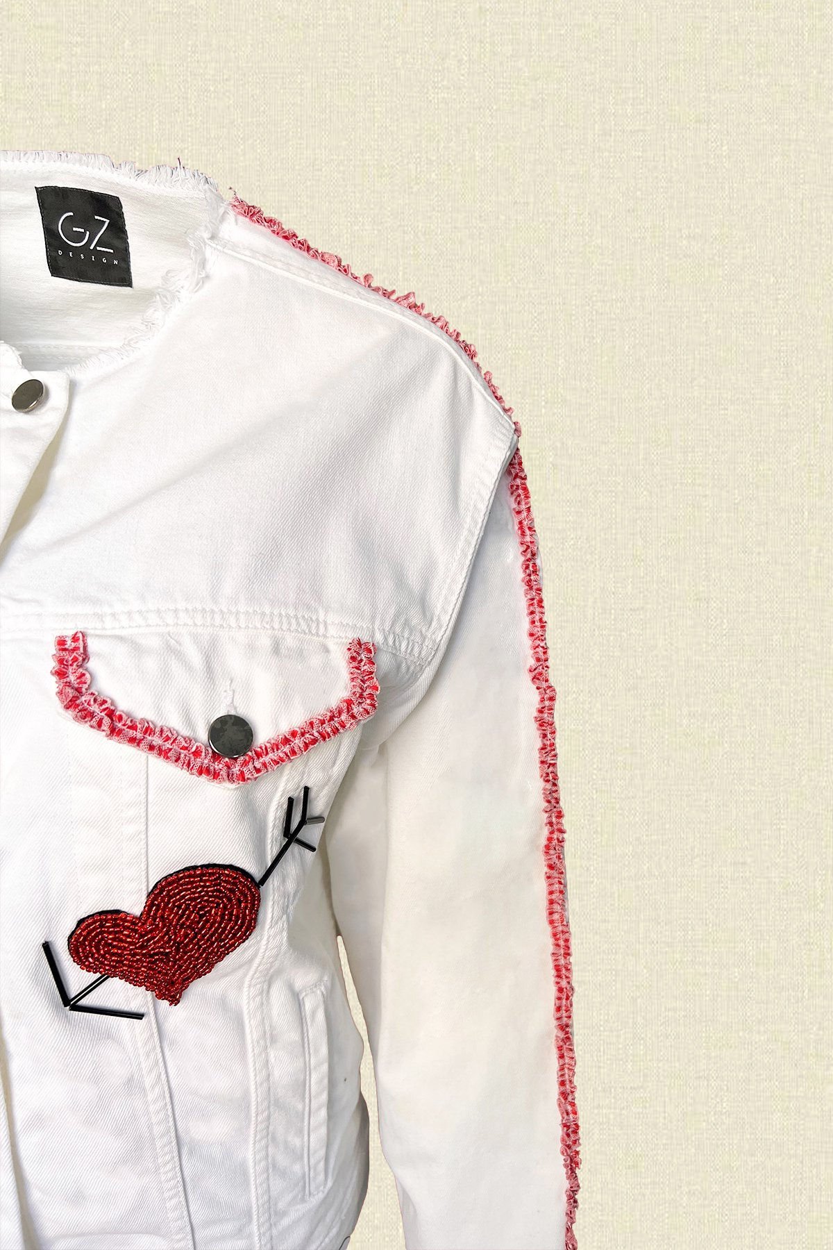 Kırmızı Kalp İşlemeli Beyaz Oversize Jean Ceket