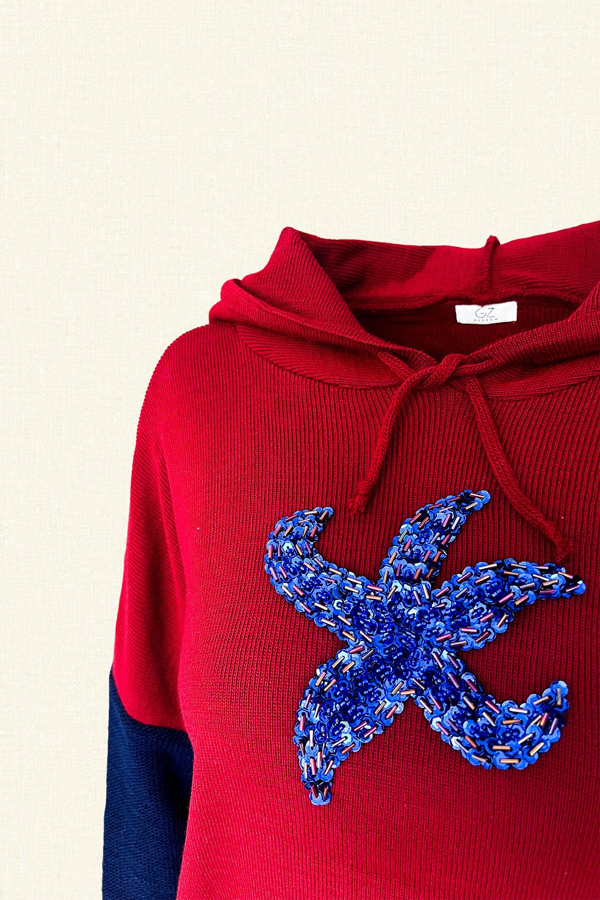 Mavi İşlemeli Kolları Örgü Detaylı Bordo Triko Kapüşonlu Sweatshirt