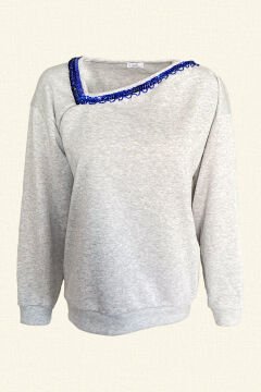 Mavi İşleme Detaylı Asimetrik Yakalı Gri Örme Sweatshirt