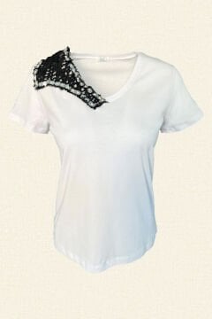 Boncuk İşlemeli Siyah Tül Detaylı Beyaz Renk V-Yaka Tişört
