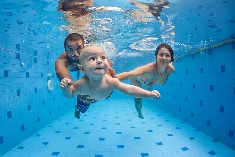 Bebeklerin Havuz Kullanımı Yüzme