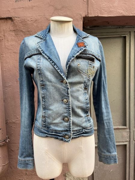İŞLEME DETAYLI DENIM CEKET
