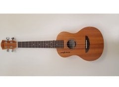 CREMONIA UKULELE 26'' TENOR, MAT FİNİŞ, KAPAK & ARKA 6 YANLAR: MAUN, SAP: MAUN,  KLAVYE VE KÖPRÜ: YÜKSEK YOĞUNLUK YAPMA AĞAÇ, BURGULAR: KALİTELİ KALIP DÖKÜM