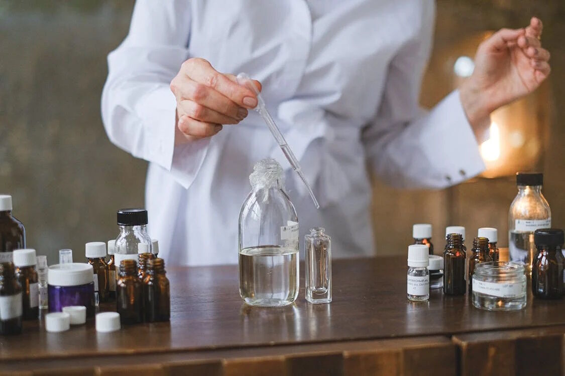 Selecting Laboratory Bottles: The Advantages of Glass, Plastic, Aluminum, and PTFE