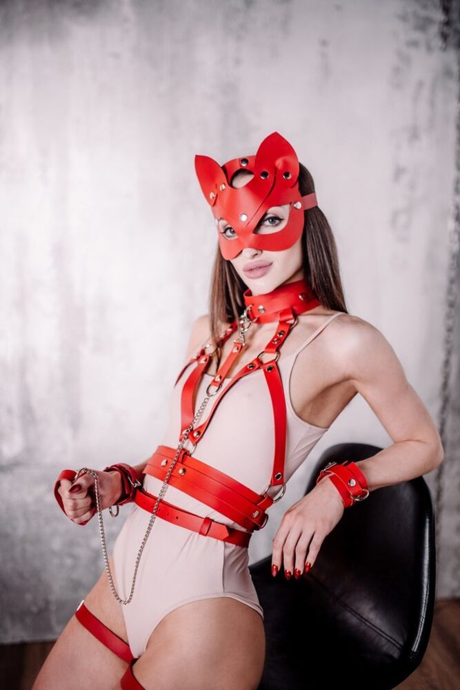 Kadın Kırmızı Tasma ve Maske Detaylı Bel Kemerli Seksi Fantezi Aksesuar Set