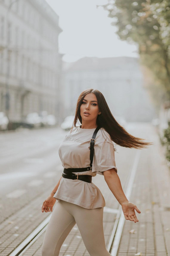 Kadın Siyah Günlük Giyimde de Kullanabileceğiniz Deri Aksesuar