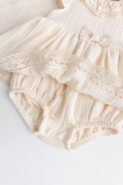 Güpürlü Fiyonklu Yazlık Müslin Kız Bebek Elbise Bebek Tulum KREM - 3-6 AY