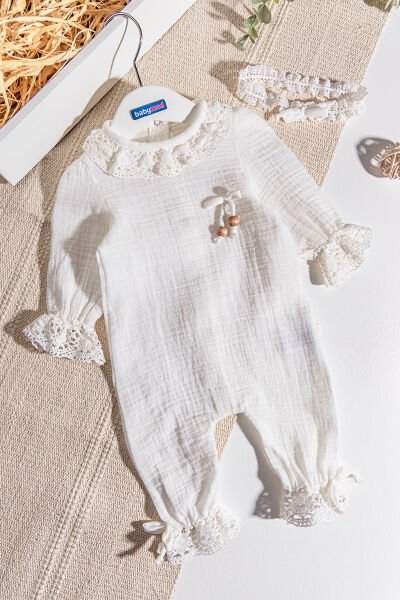 Güpürlü Bandanalı Müslin Kız Bebek Tulum KREM - Yeni Doğan