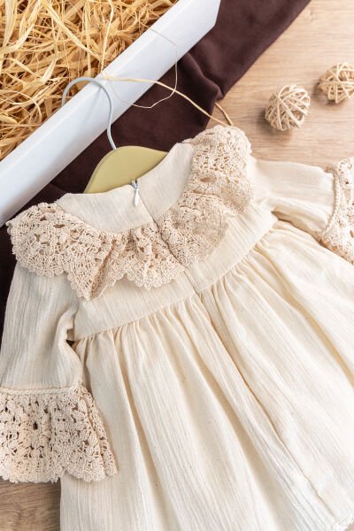 Dantel Detaylı Dokuma Kumaş Krem Kız Bebek Elbise