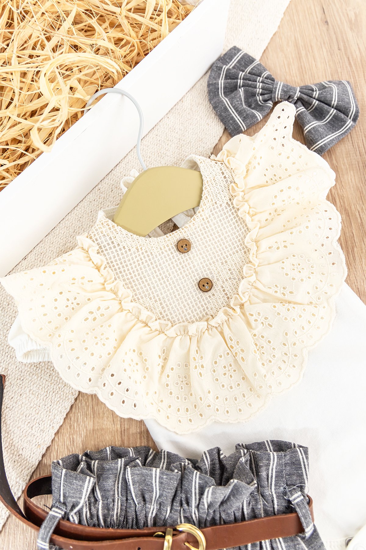 Güpürlü Yakalı Fiyonk Tokalı Yazlık Kız Bebek Tulum Takım