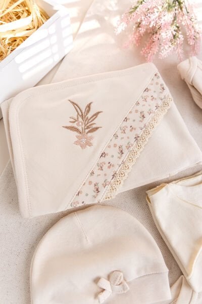 Çiçek Desenli 10'lu Kız Bebek Hastane Çıkışı Bebek Takımı