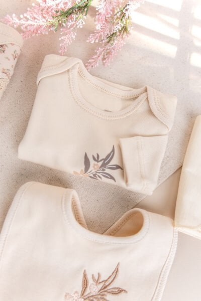 Çiçek Desenli 10'lu Kız Bebek Hastane Çıkışı Bebek Takımı