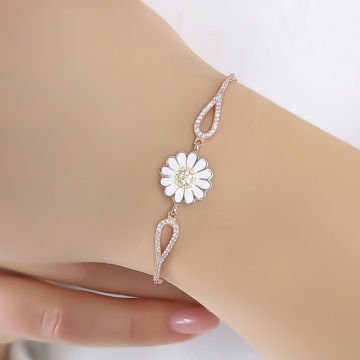Zirkon Taş Süslemeli Papatya Model Gümüş Bileklik