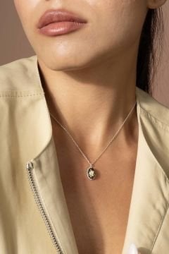 Damla Kehribar İçine Gül Desenli Minimal Gümüş Kolye