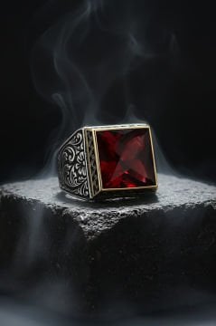 Kare Model Kalem İşlemeli Kırmızı Taşlı Yüzük