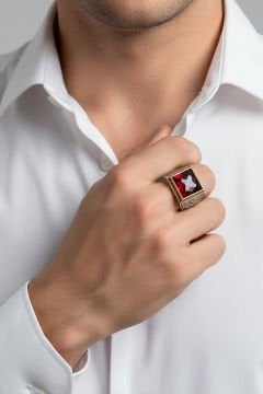 Kare Model Kalem İşlemeli Kırmızı Taşlı Yüzük